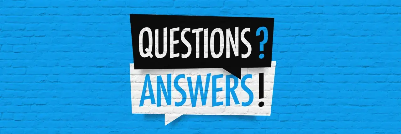 Dwie dymki nad niebieską ceglaną ścianą: czarna z białym napisem "QUESTIONS?" i biała z niebieskim "ANSWERS!". Idealne do przygotowania do fce egzamin przykładowy.