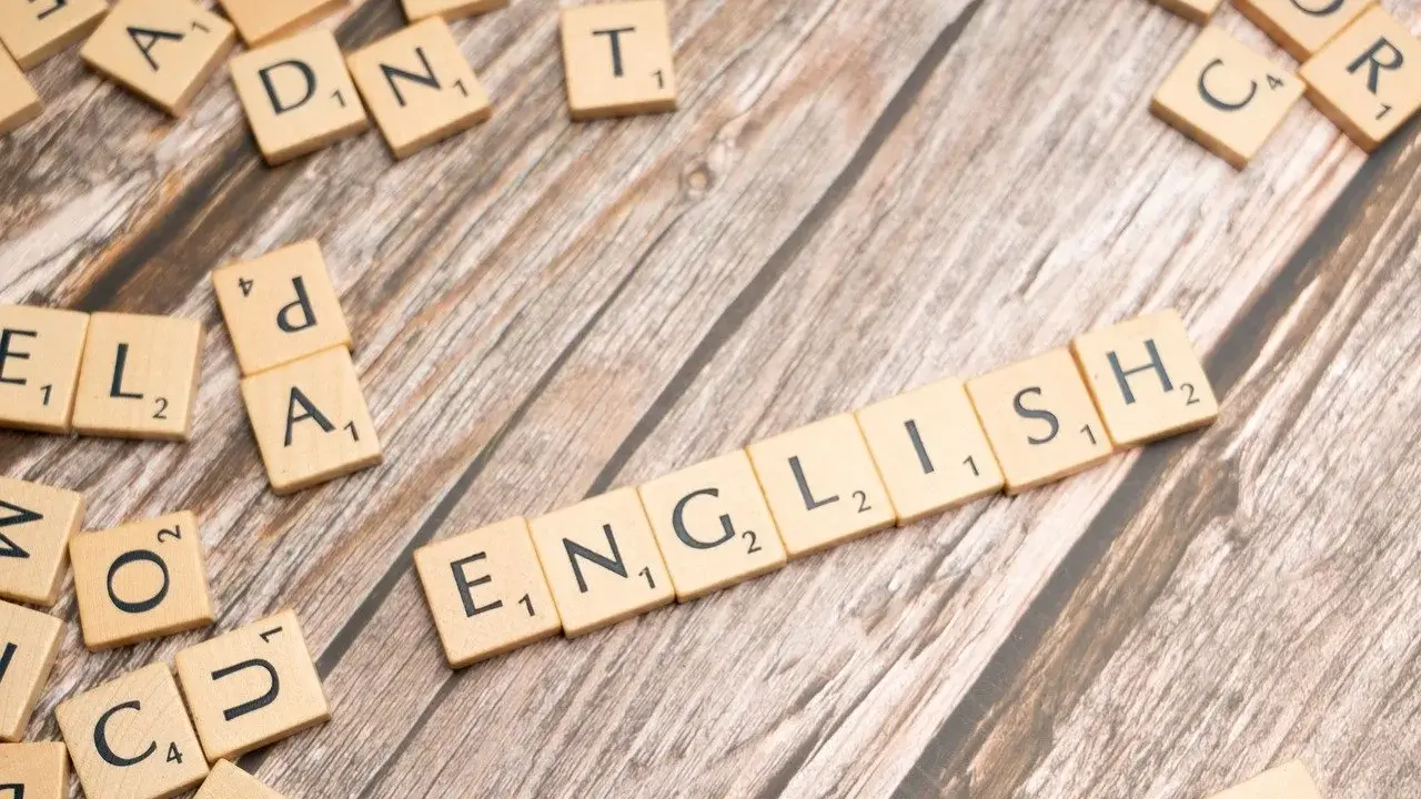Litery z gry planszowej ułożono w słowo "ENGLISH". Ktoś uczył się języka.