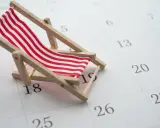 Mini leżak na kalendarzu symbolizuje dni wolne od pracy USA. Czas na odpoczynek i wakacje!