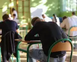 Uczniowie piszą egzamin. Ten wpis na bloga o maturze z angielskiego pomoże Ci się przygotować.