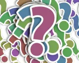 Kolorowe znaki zapytania tworzą chaos. Czy to metafora trudnych pytań pośrednich po angielsku?