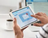 Osoba przegląda e-mail po angielsku na tablecie, szukając przykładów wiadomości.