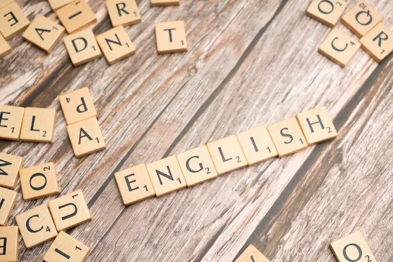 Litery z gry planszowej ułożono w słowo "ENGLISH". Ktoś uczył się języka.