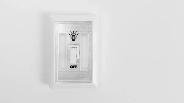 Wyłącznik światła z napisem "OFF". Ucz się phrasal verbs po polsku, by lepiej rozumieć język.